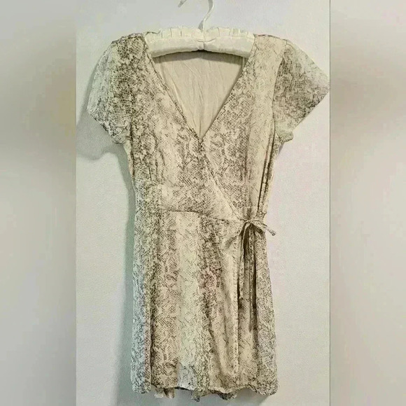Abercrombie & Fitch Dresses & Skirts - Abercrombie & Fitch Snake Print Wrap Mini Dress A-line Flare Gray Cream Size S